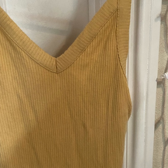 basic tank top 🌻 - Picture 2 of 3